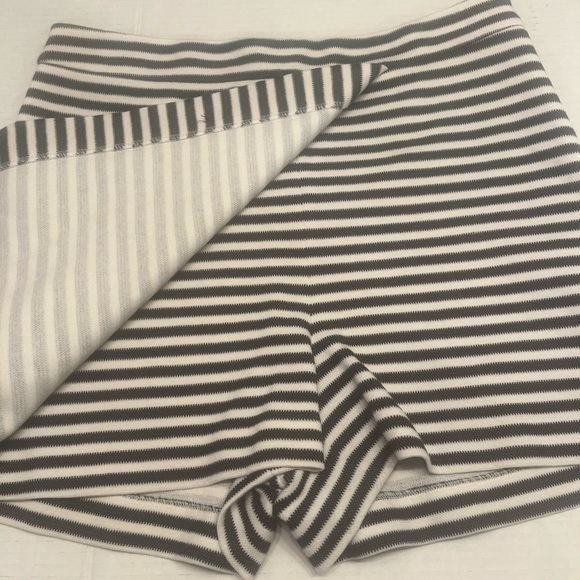 Express Skort size 6 striped sailor side zip no belt shorts skirt classic - Picture 5 of 7